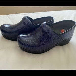 Brand New XP 2.0 Dansko Clog Patent Floral Tooled